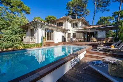 Piscine de l'établissement Divine villa au calme - Entre Moulleau et Golf ou située à proximité