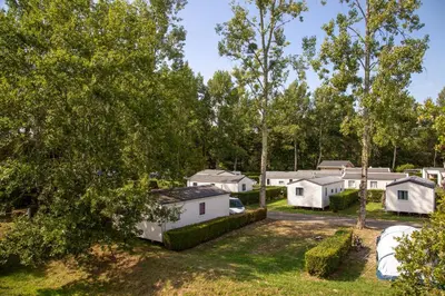 Jardin de l'établissement Cottage PARKS La Comtesse - Vacances nature & douceur landaise entre forêt, rivière et océan
