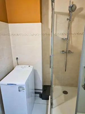 Salle de bains dans l'établissement ''Les Arènes'' - WIFI - DRAPS - THERMES