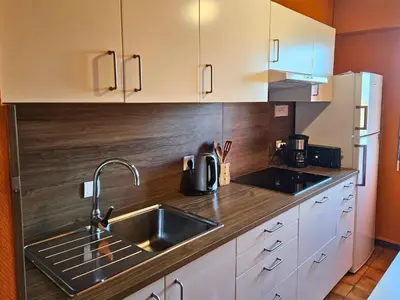 Cuisine ou kitchenette dans l'établissement ''Les Arènes'' - WIFI - DRAPS - THERMES