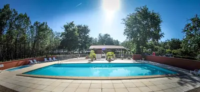 Piscine de l'établissement Camping le Laha ou située à proximité