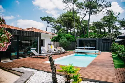 Piscine de l'établissement SURFinn Vieux Boucau ou située à proximité
