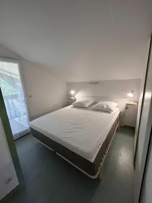 Un ou plusieurs lits dans un hébergement de l'établissement Chalet village of Khelus