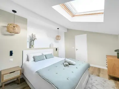 Un ou plusieurs lits dans un hébergement de l'établissement T3 moderne avec terrasse, piscine et parking privé