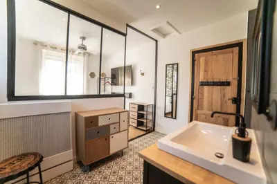 Salle de bains dans l'établissement Le Prestige Montois - T2, Balcon & Clim