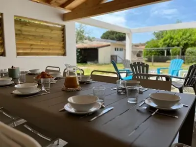 Piscine de l'établissement Viva la Vida Kids friendly Refait à neuf 10p bourg ou située à proximité