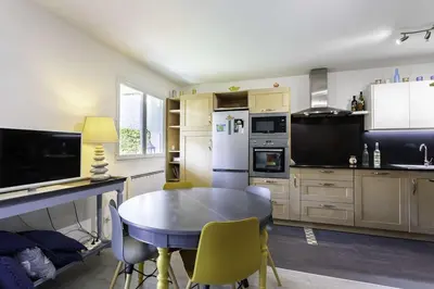 Cuisine ou kitchenette dans l'établissement Havre de paix familial à Biscarrosse : Jardin, piscine, plages lac à 10 min