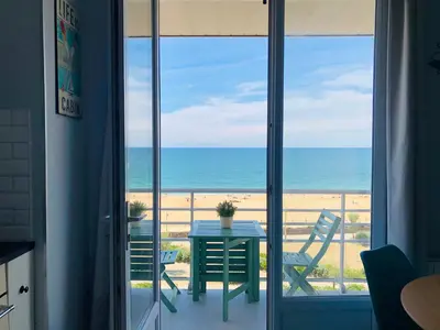 Vue générale sur la mer ou vue sur la mer prise depuis l'appartement