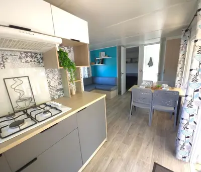 Cuisine ou kitchenette dans l'établissement Mobilhome 5 PLACES