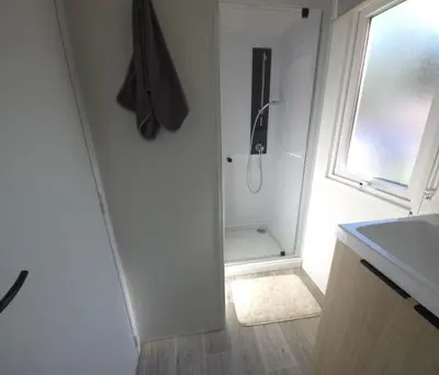 Salle de bains dans l'établissement Mobilhome 5 PLACES