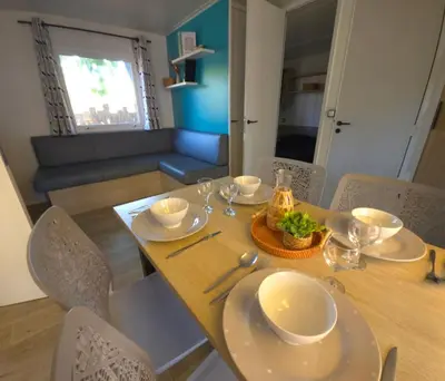 Coin salon dans l'établissement Mobilhome 5 PLACES