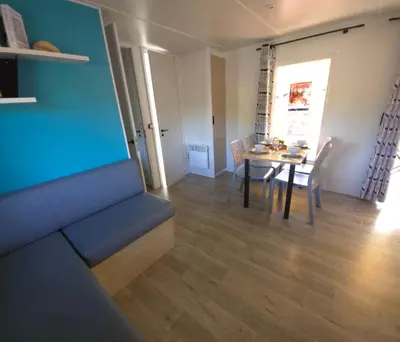 Coin salon dans l'établissement Mobilhome 5 PLACES