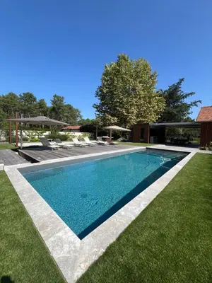 Piscine de l'établissement L'Arribera Villa luxe piscine foret Landes ou située à proximité