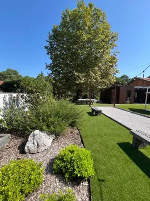 Jardin de l'établissement L'Arribera Villa luxe piscine foret Landes