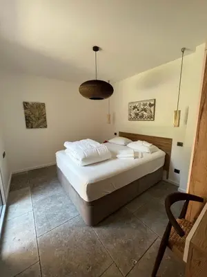 Un ou plusieurs lits dans un hébergement de l'établissement L'Arribera Villa luxe piscine foret Landes