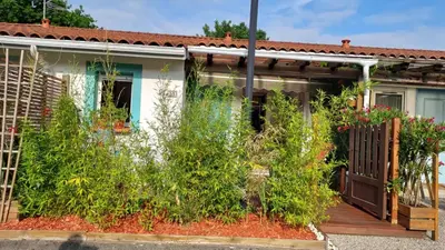 Jardin de l'établissement Charmante maisonnette