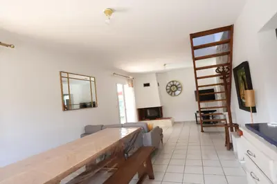 Télévision ou salle de divertissement dans l'établissement La Parenthèse Landaise –Maison 8 pers jardin