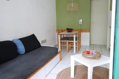 Coin salon dans l'établissement Les Fougères – T1 bis 4 pers Piscines Plage