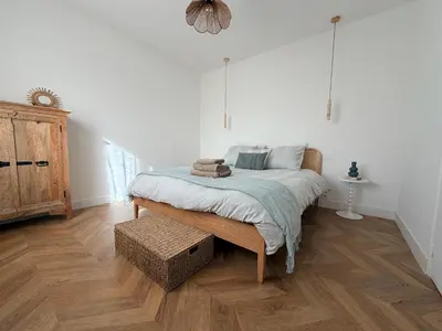 Un ou plusieurs lits dans un hébergement de l'établissement Maison Lilio, rénovée calme et confort