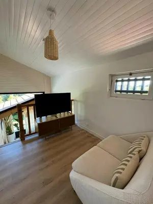 Télévision ou salle de divertissement dans l'établissement Family Lodge Between Lake And Wild Beach