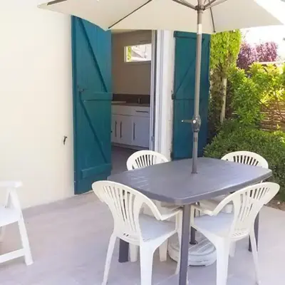 Gîte confortable avec terrasse à Saint-Julien-en-Born - API-1-52-527