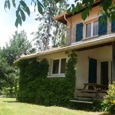 Gîte accueillant avec terrasse à Saint-Julien-en-Born - API-1-52-706