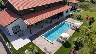 Piscine de l'établissement Villa J ou située à proximité