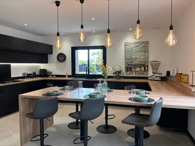 Cuisine ou kitchenette dans l'établissement Villa J