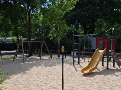 Aire de jeux pour enfants de l'établissement Mobil-home 3 Chambres avec Terrasse à Saint-Julien-en-Born - API-1-52-1293