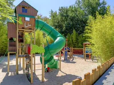 Aire de jeux pour enfants de l'établissement Confort pour 12 pers: Double Mobile-Home avec Terrasse - API-1-52-1604