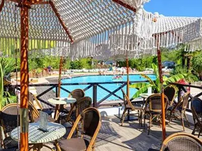 Piscine de l'établissement Mobil home 6 pers - Terrasse - Confort - API-1-52-1615 ou située à proximité