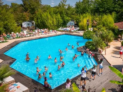 Piscine de l'établissement Mobil home 6 pers - Terrasse - Confort - API-1-52-1615 ou située à proximité