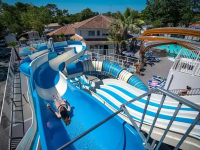 Piscine de l'établissement Mobil-home spacieux pour 6 pers avec terrasse - API-1-52-1616 ou située à proximité