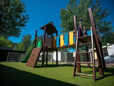 Aire de jeux pour enfants de l'établissement Mobil-home spacieux pour 6 pers avec terrasse - API-1-52-1616
