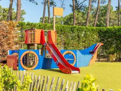 Aire de jeux pour enfants de l'établissement Mobil Home Confort 6 Pers avec Terrasse - API-1-52-1623