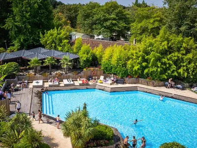 Piscine de l'établissement Mobil-home 6pers avec terrasse, Mézos - API-1-52-1625 ou située à proximité