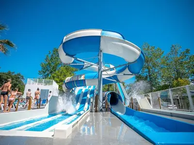 Piscine de l'établissement Mobil Home Confort 6 Pers. - 3 Chambres - API-1-52-1637 ou située à proximité