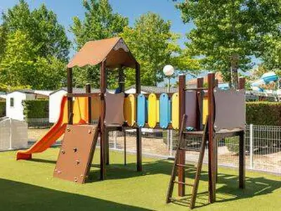 Aire de jeux pour enfants de l'établissement Mobil Home Confort 6 Pers. - 3 Chambres - API-1-52-1637