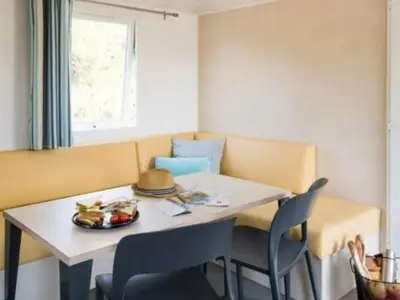 Coin salon dans l'établissement Mobil-home 6 Pers, Terrasse Spacieuse - API-1-52-1639