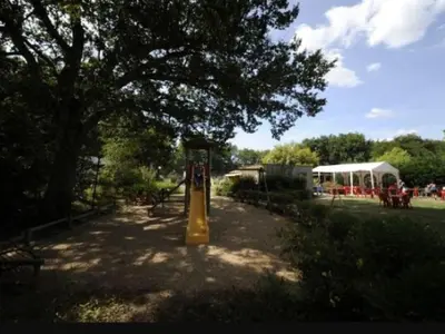 Jardin de l'établissement Mobil-home 6 pers avec Terrasse à Saint-Paul-en-Born - API-1-52-1647
