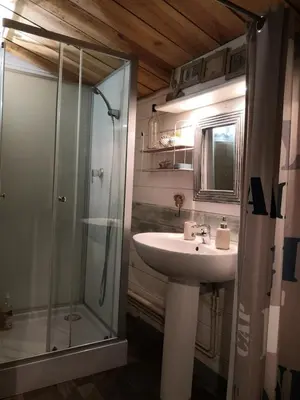 Salle de bains dans l'établissement Cabane planquée tout confort, havre de paix , nature