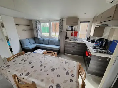 Cuisine ou kitchenette dans l'établissement MH H24 3 chambres 1 salle de bain dans camping 4 étoiles
