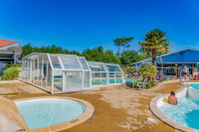 Piscine de l'établissement Mobil home climatisé confort ou située à proximité