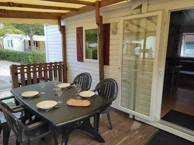 Balcon ou terrasse dans l'établissement Mobil home climatisé confort