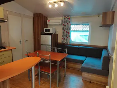 Cuisine ou kitchenette dans l'établissement Mobil home climatisé confort