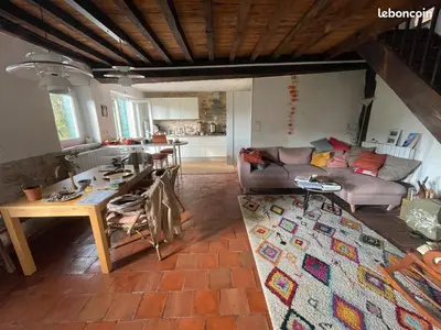 Coin salon dans l'établissement Maison Calme Bord de l'Adour -Plages & Montagnes