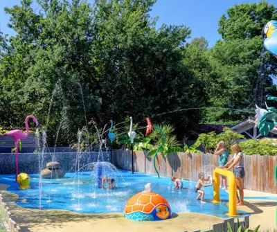 Piscine de l'établissement Sous le Sen Yan des Tropiques ou située à proximité