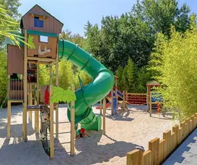 Aire de jeux pour enfants de l'établissement Sous le Sen Yan des Tropiques