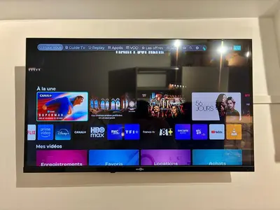 Télévision ou salle de divertissement dans l'établissement Safari Private Beach, Terrace, Parking & Wifi 50m Océan Surf