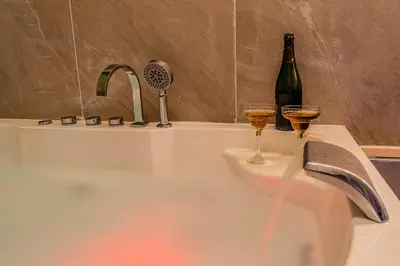 Salle de bains dans l'établissement Le Repaire des lapinous, suite rêveuse et curieuse !